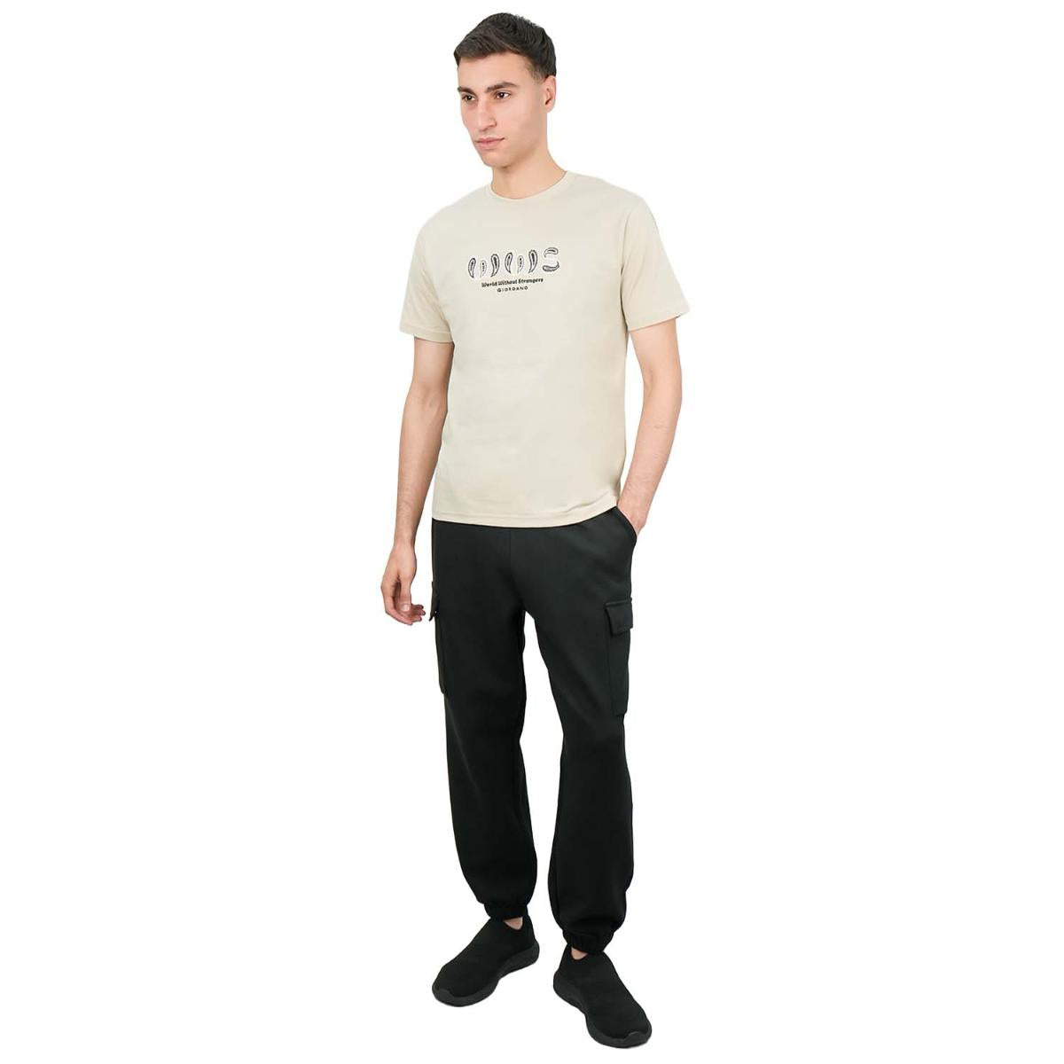 تي شيرت رجالي مطبوع عليه عبارة "عالم بلا غرباء" - قصة ضيقة، رقبة دائرية، قطن