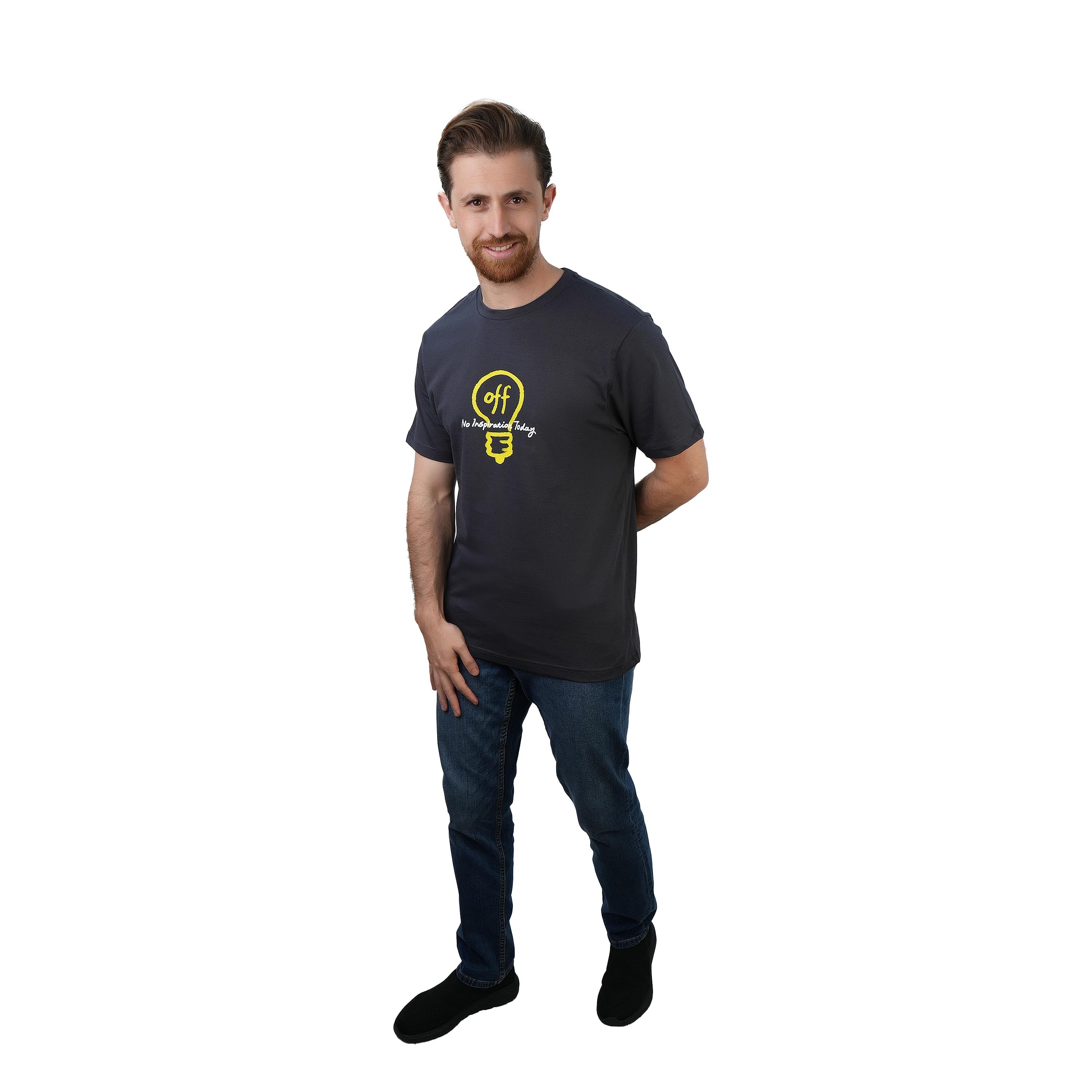 تي شيرت رجالي من القطن بقصة ضيقة ومطبوع عليه رسالة