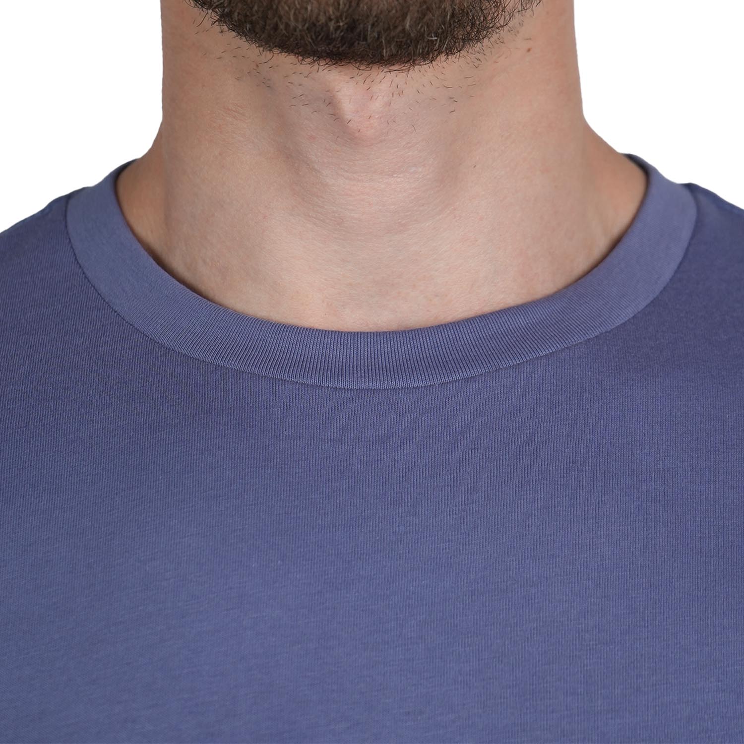 تي شيرت رجالي بقصّة Slim Fit من القطن بطبعة مميزة