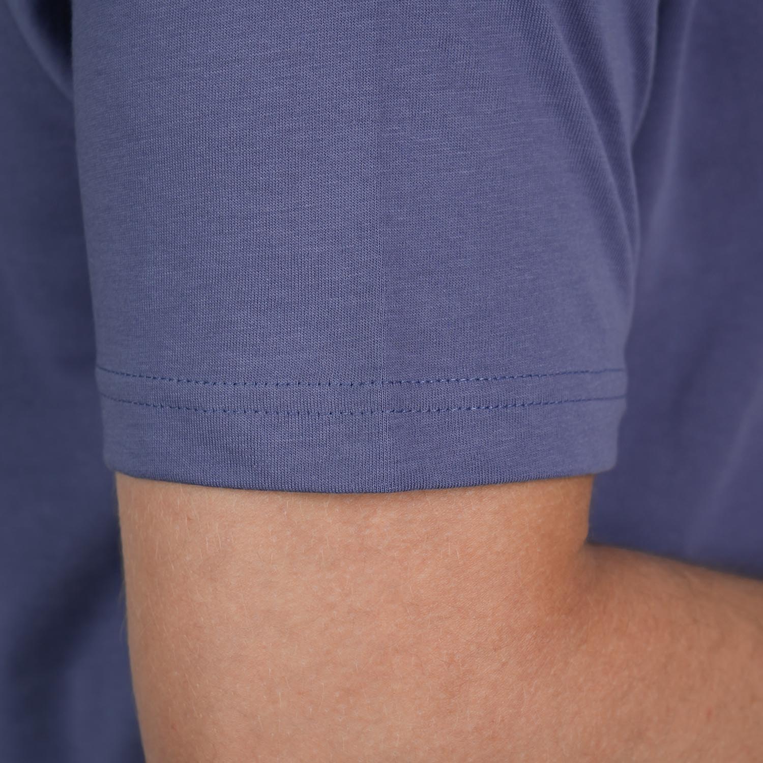 تي شيرت رجالي بقصّة Slim Fit من القطن بطبعة مميزة