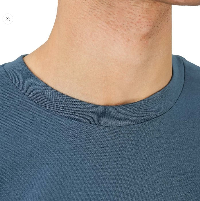 تي شيرت رجالي مطبوع عليه عبارة "عالم بلا غرباء" - قصة ضيقة، رقبة دائرية، قطن