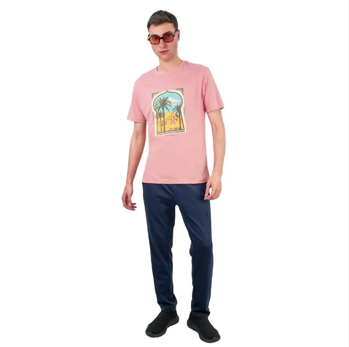 تي شيرت رجالي مطبوع عليه عبارة "عالم بلا غرباء" - قصة ضيقة، رقبة دائرية، قطن