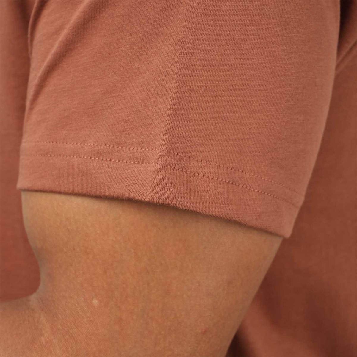 تي شيرت رجالي مطبوع عليه عبارة "عالم بلا غرباء" - قصة ضيقة، رقبة دائرية، قطن