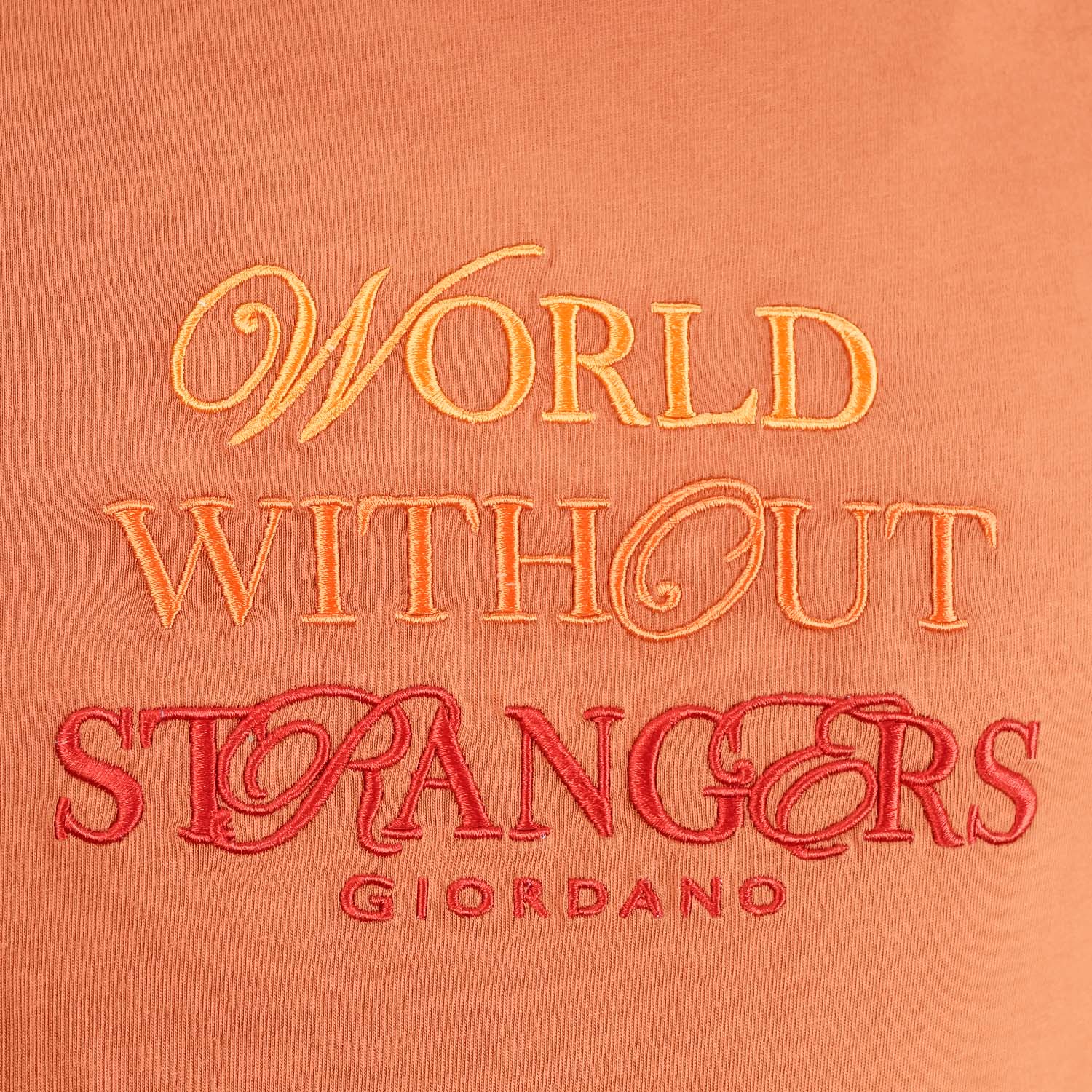 تي شيرت رجالي مطبوع عليه عبارة "عالم بلا غرباء" - قصة ضيقة، رقبة دائرية، قطن