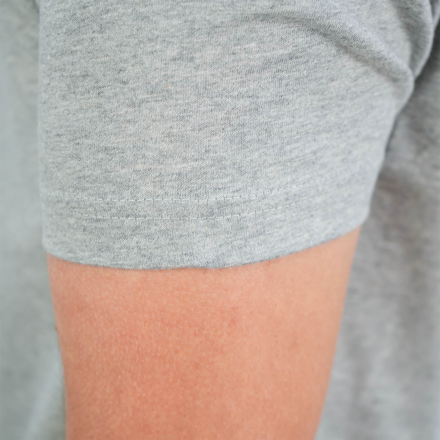 تي شيرت رجالي مطبوع عليه عبارة "عالم بلا غرباء" - قصة ضيقة، رقبة دائرية، قطن