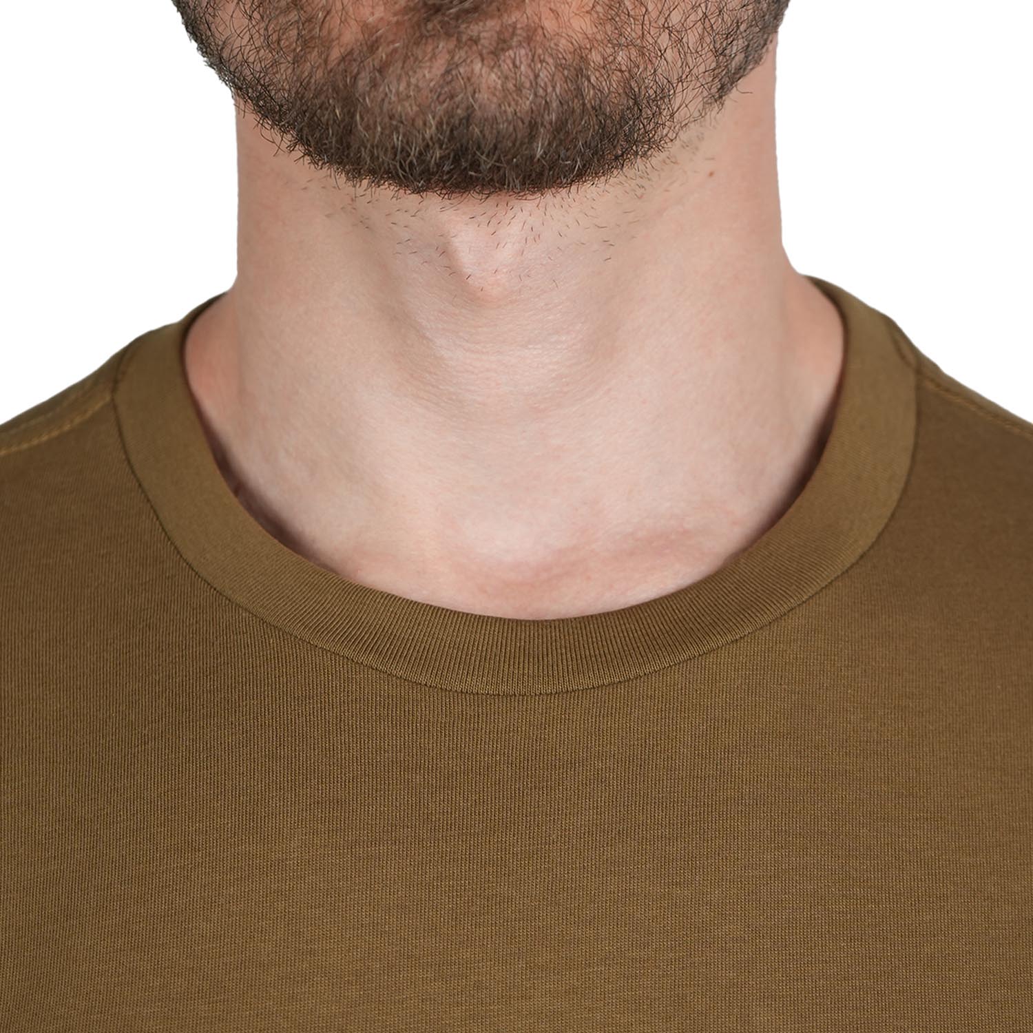 تي شيرت رجالي بقصّة Slim Fit من القطن بطبعة مميزة