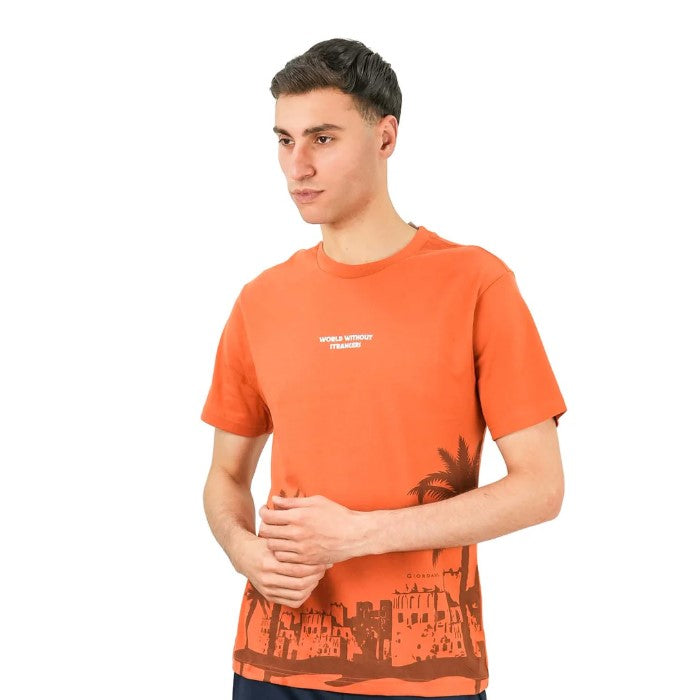 تي شيرت رجالي مطبوع عليه عبارة "عالم بلا غرباء" - قصة ضيقة، رقبة دائرية، قطن