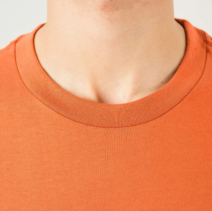 تي شيرت رجالي مطبوع عليه عبارة "عالم بلا غرباء" - قصة ضيقة، رقبة دائرية، قطن