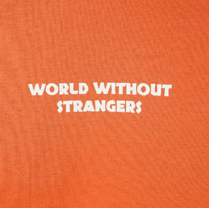 تي شيرت رجالي مطبوع عليه عبارة "عالم بلا غرباء" - قصة ضيقة، رقبة دائرية، قطن