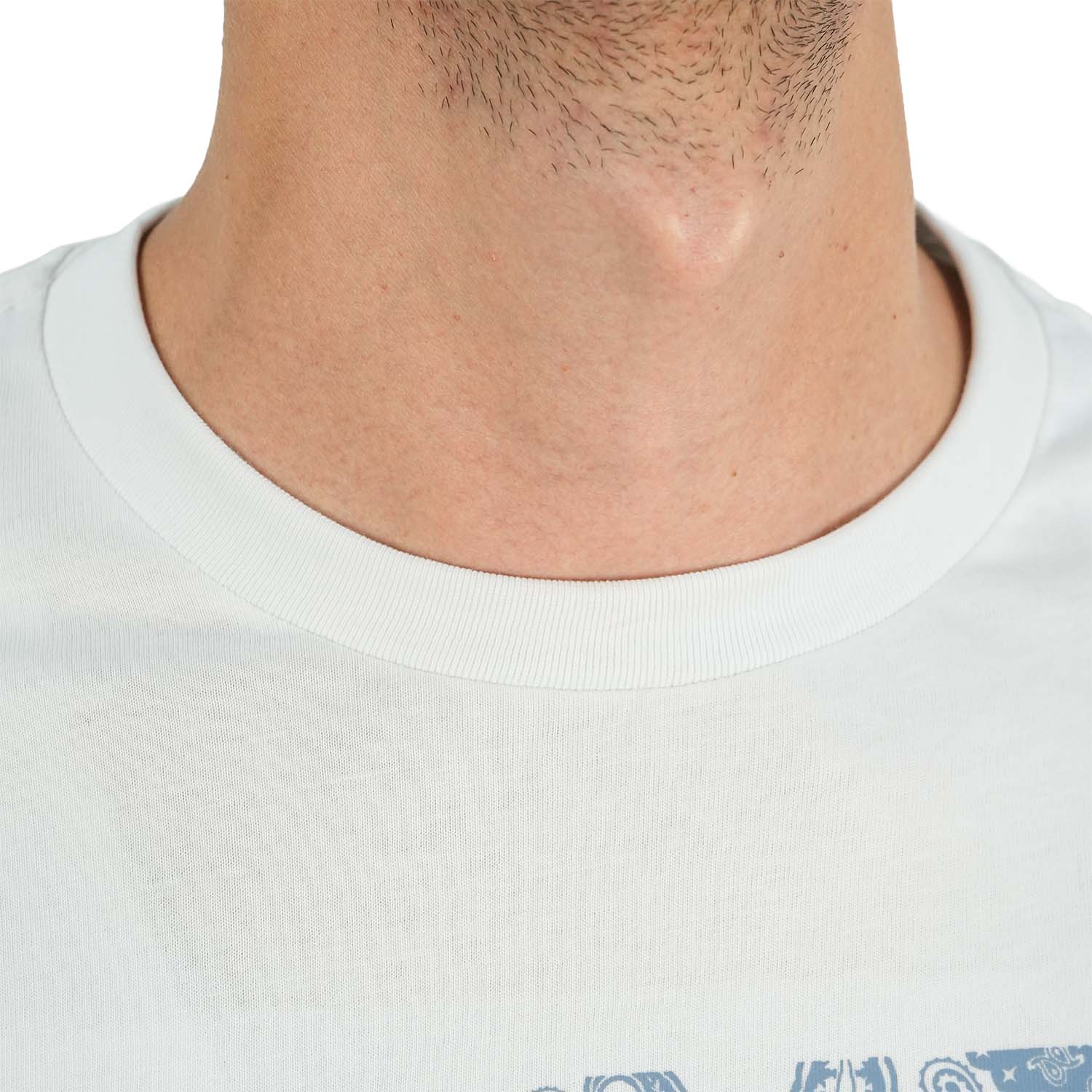 تي شيرت رجالي مطبوع عليه عبارة "عالم بلا غرباء" - قصة ضيقة، رقبة دائرية، قطن