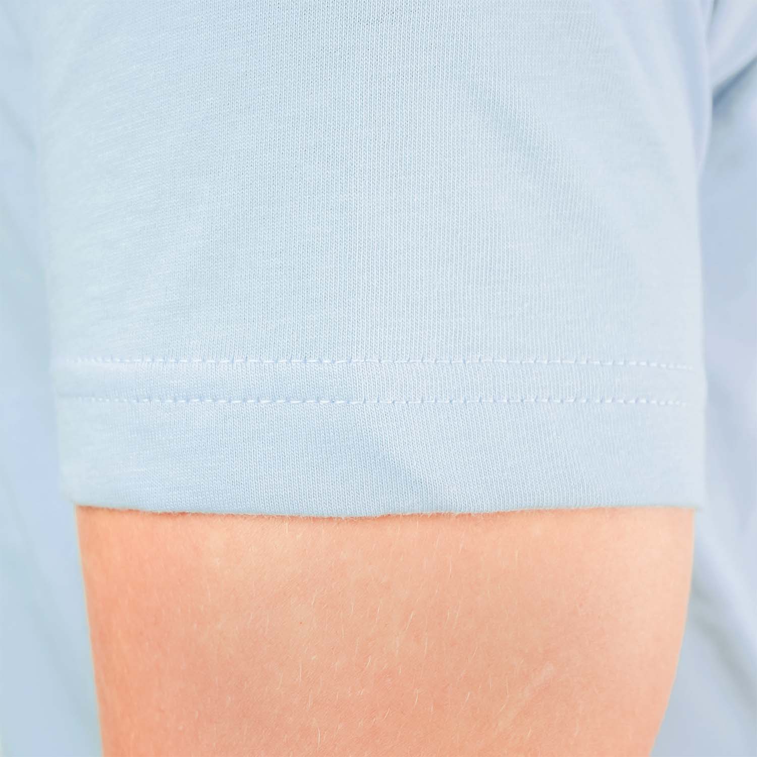 تي شيرت رجالي مطبوع عليه عبارة "عالم بلا غرباء" - قصة ضيقة، رقبة دائرية، قطن