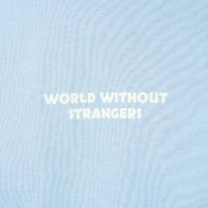 تي شيرت رجالي مطبوع عليه عبارة "عالم بلا غرباء" - قصة ضيقة، رقبة دائرية، قطن