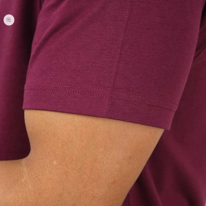 تي شيرت رجالي مطبوع عليه عبارة "عالم بلا غرباء" - قصة ضيقة، رقبة دائرية، قطن