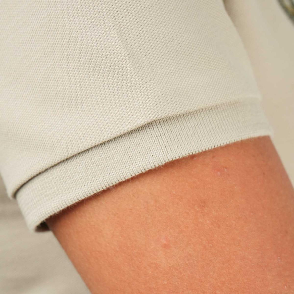 قميص بولو نسائي من القطن بيكيه مطرز بجرأة - قصة ضيقة، وأكمام قصيرة