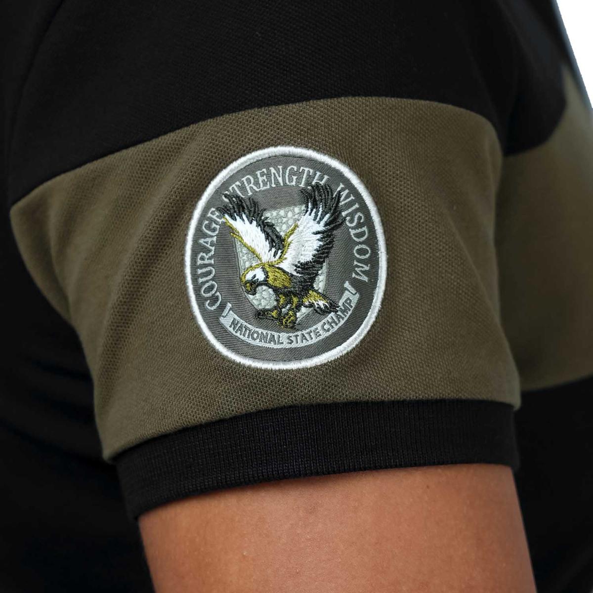 قميص بولو نسائي من القطن بيكيه مطرز بجرأة - قصة ضيقة، وأكمام قصيرة