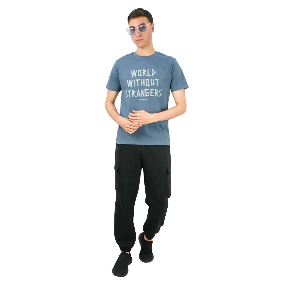 تي شيرت رجالي مطبوع عليه عبارة "عالم بلا غرباء" - قصة ضيقة، رقبة دائرية، قطن