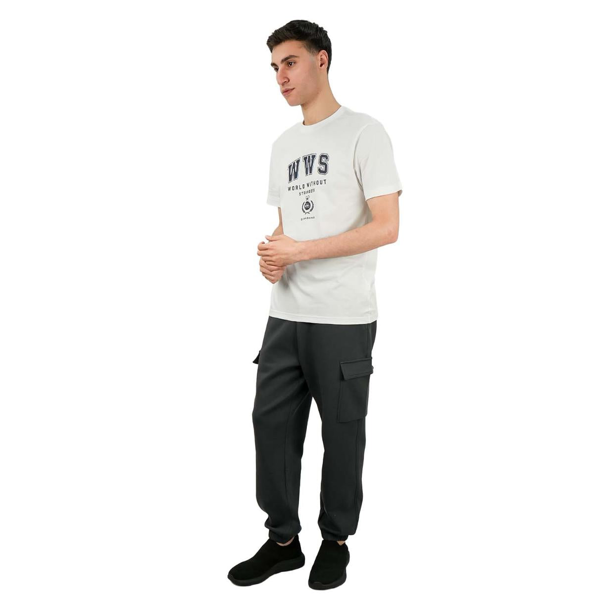 تي شيرت رجالي مطبوع عليه عبارة "عالم بلا غرباء" - قصة ضيقة، رقبة دائرية، قطن