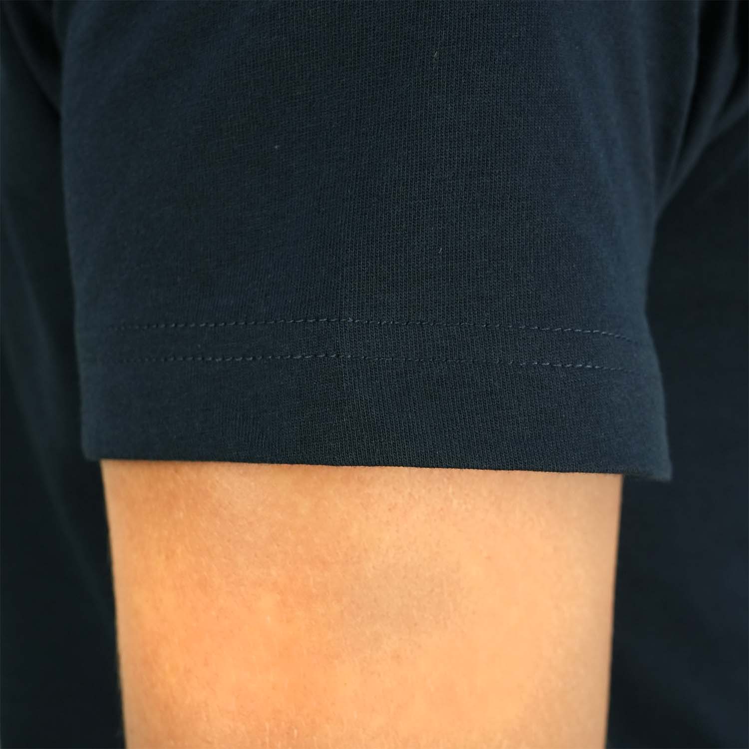 تي شيرت رجالي مطبوع عليه عبارة "عالم بلا غرباء" - قصة ضيقة، رقبة دائرية، قطن