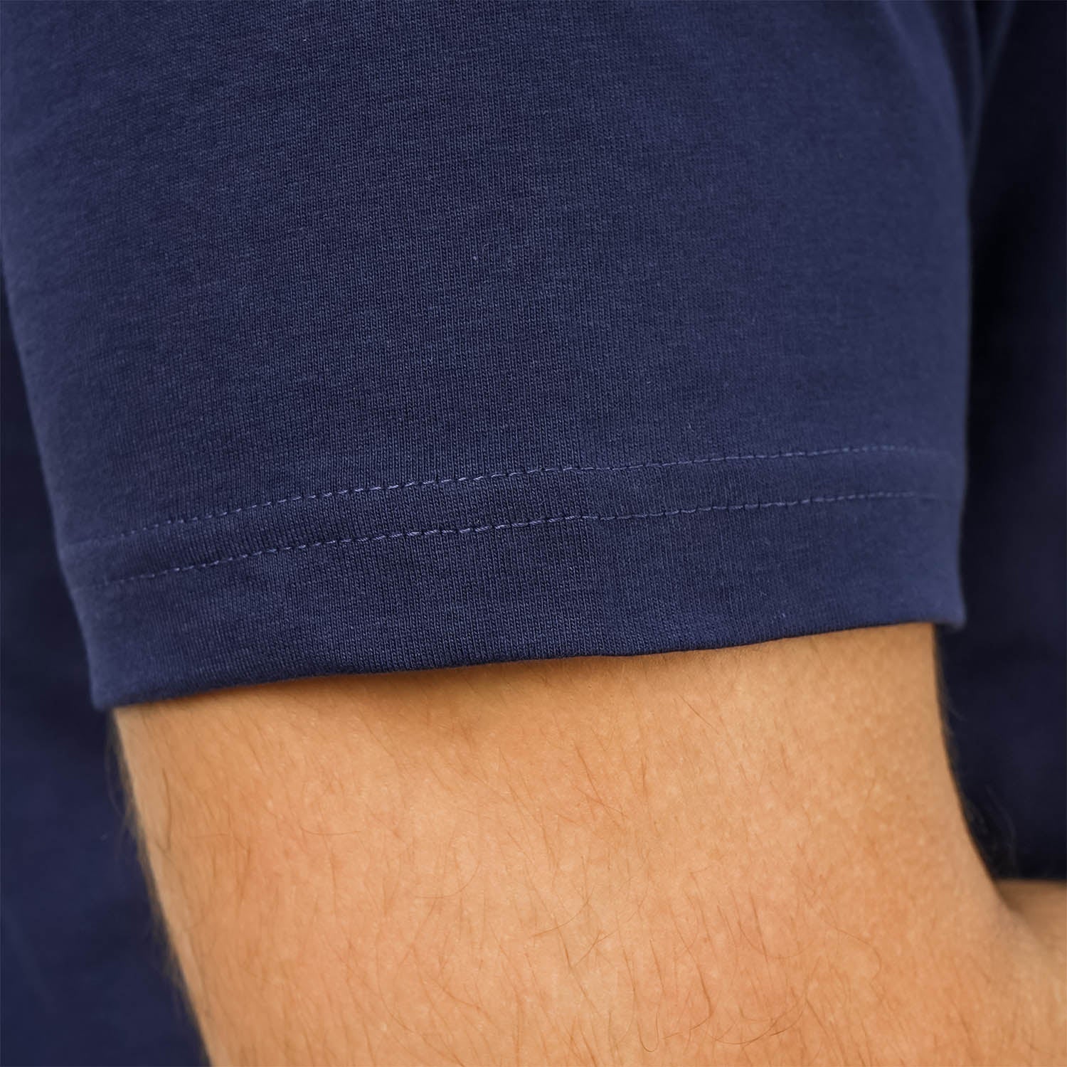 تي شيرت رجالي مطبوع عليه عبارة "عالم بلا غرباء" - قصة ضيقة، رقبة دائرية، قطن